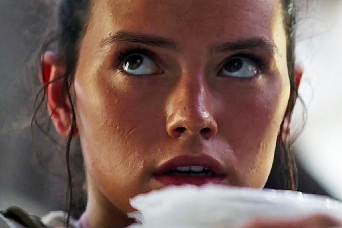 Comercial para a TV de Star Wars: O Despertar da Força mostra Rey chutando bundas