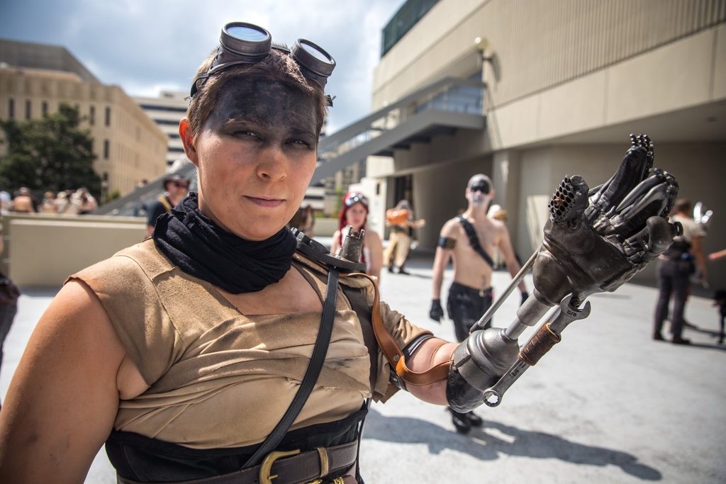 Testemunhem este cosplay de Furiosa com um braço mecânico de verdade