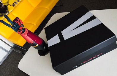 Kojima mostra as botas de Metal Gear Solid V