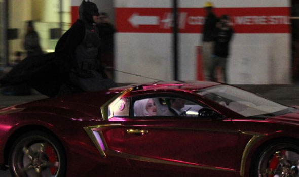 Batman persegue o Coringa no set de Esquadrão Suicida