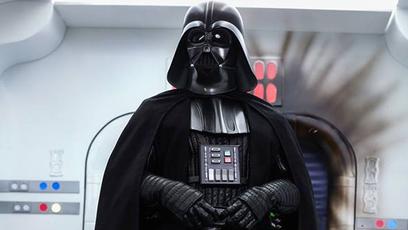 HotToys revela a esperada action figure de Darth Vader
