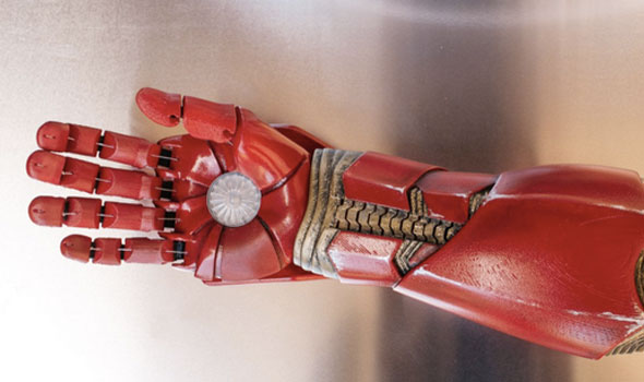 Homem de Ferro entrega prótese biônica para criança