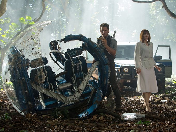 Chris Pratt e Bryce Dallas Howard em imagem de Jurassic World