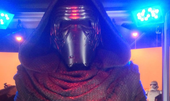 Detalhes do sabre de luz de Kylo Ren em Star Wars: O Despertar da Força