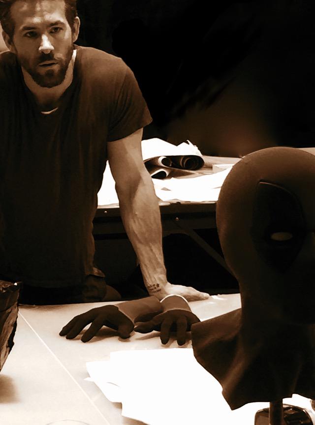 Ryan Reynolds aparece ao lado do uniforme de Deadpool