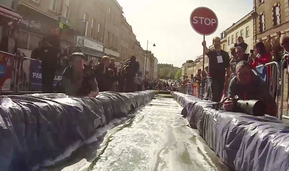 Um escorrega de 200 metros no meio da rua
