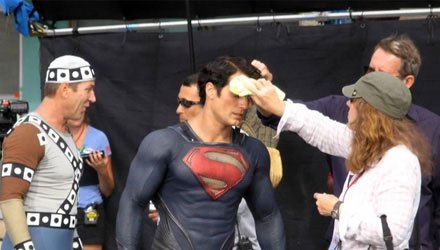 Foto de Henry Cavill com uniforme diferente para o filme Superman: Flyby -  NerdBunker