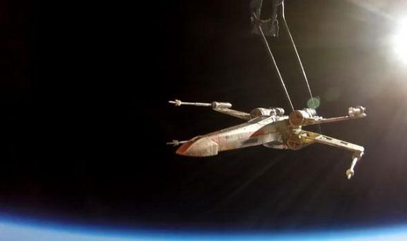 Fãs de Star Wars lançam X-Wing na estratosfera