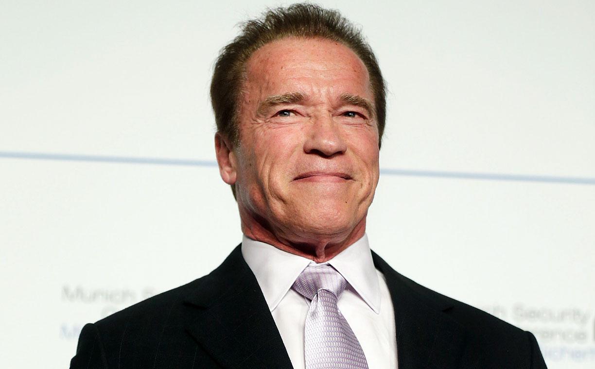Arnold Schwarzenegger tranquiliza fãs após cirurgia de emergência