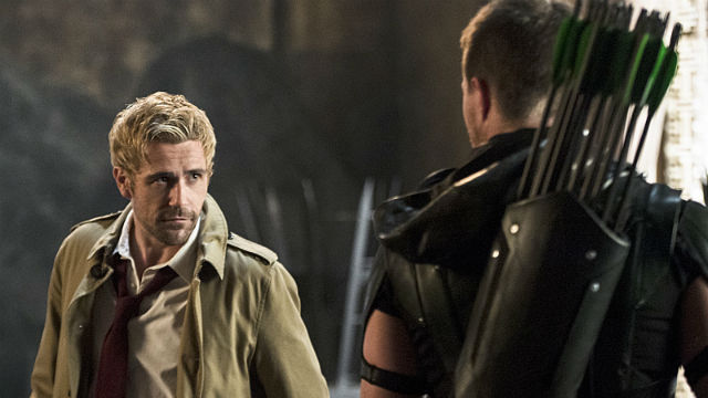 Constantine tenta salvar a alma de Sara em novo trecho de Arrow