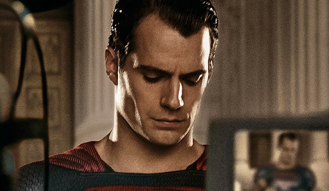 Superman enfrenta a imprensa em nova imagem de Batman vs Superman