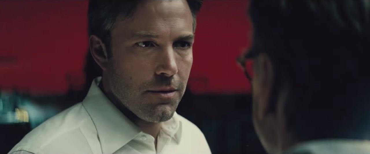 Bruce Wayne repreende Alfred em trecho de Batman vs Superman