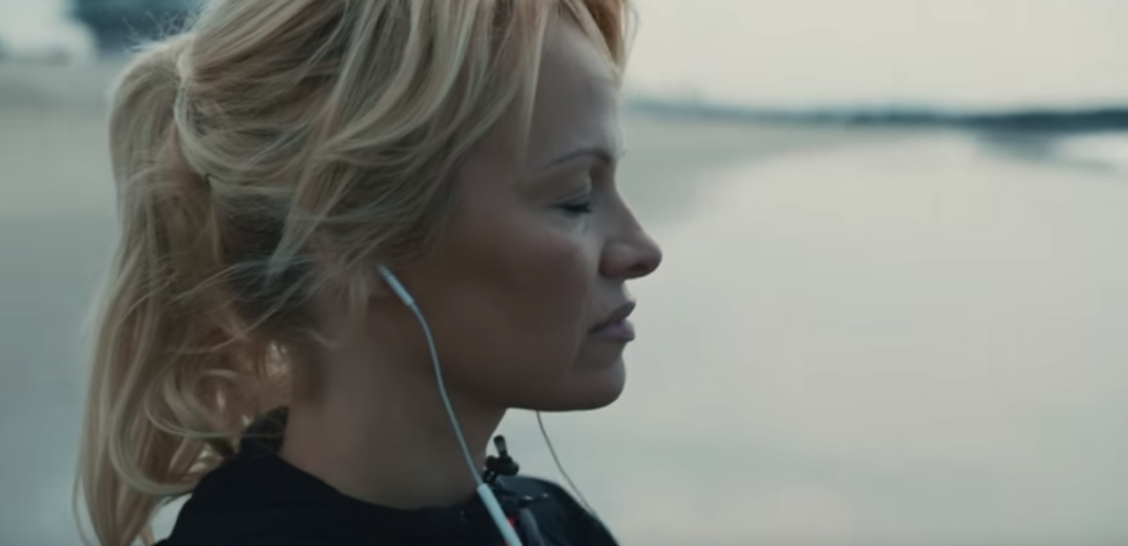 Connected é um curta estrelado por Pamela Anderson