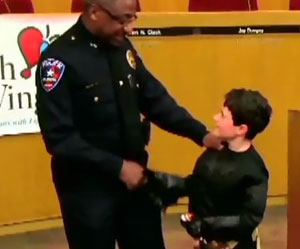 Garoto com leucemia realiza sonho ao ser Batman por um dia