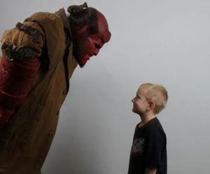 Ron Perlman volta a ser Hellboy e realiza sonho de garoto com leucemia