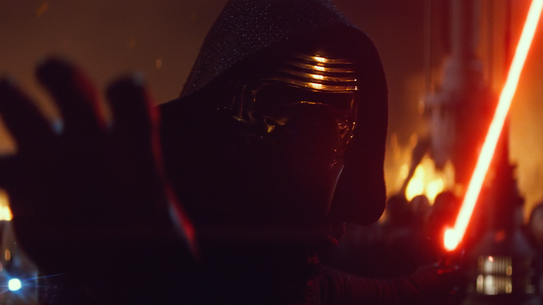 Kylo Ren se disfarça de técnico de radar para fiscalizar os funcionários da Starkiller