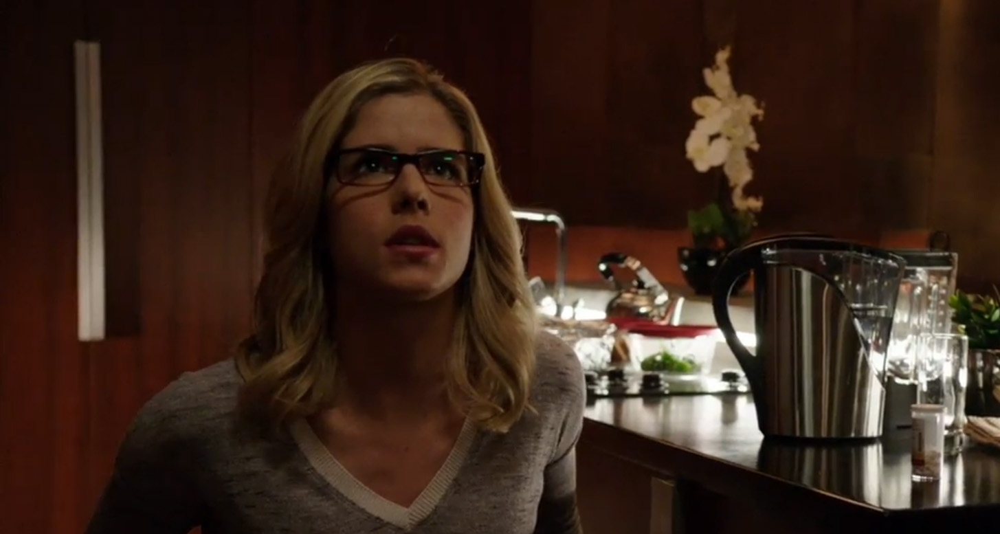 Felicity tenta se adaptar à nova rotina em trecho de Arrow