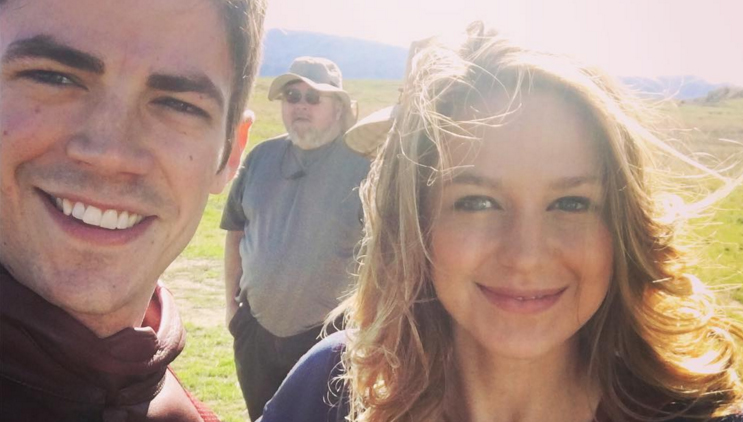 Grant Gustin divulga a primeira foto dos bastidores do crossover de Flash e Supergirl