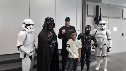 Darth Vader leva uma prótese biônica e uma nova esperança para um garotinho