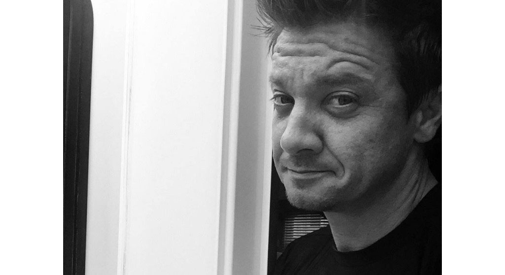 Gavião Arqueiro revela primeira imagem de "Capitão América: Guerra Civil"