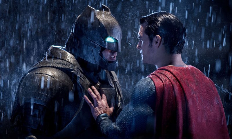 Elenco fala sobre o conflito entre os heróis em featurette de Batman vs Superman