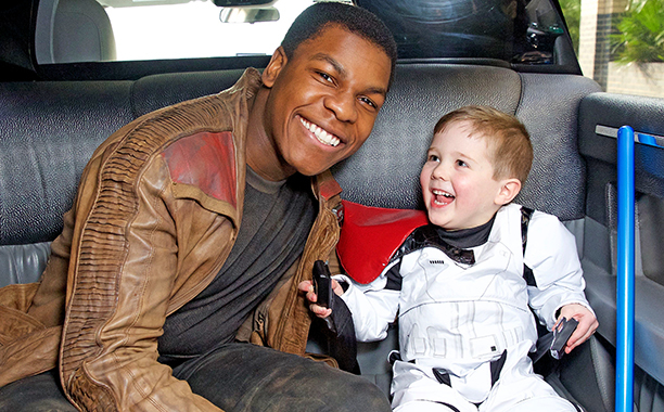 John Boyega visita crianças com câncer em hospital de Londres
