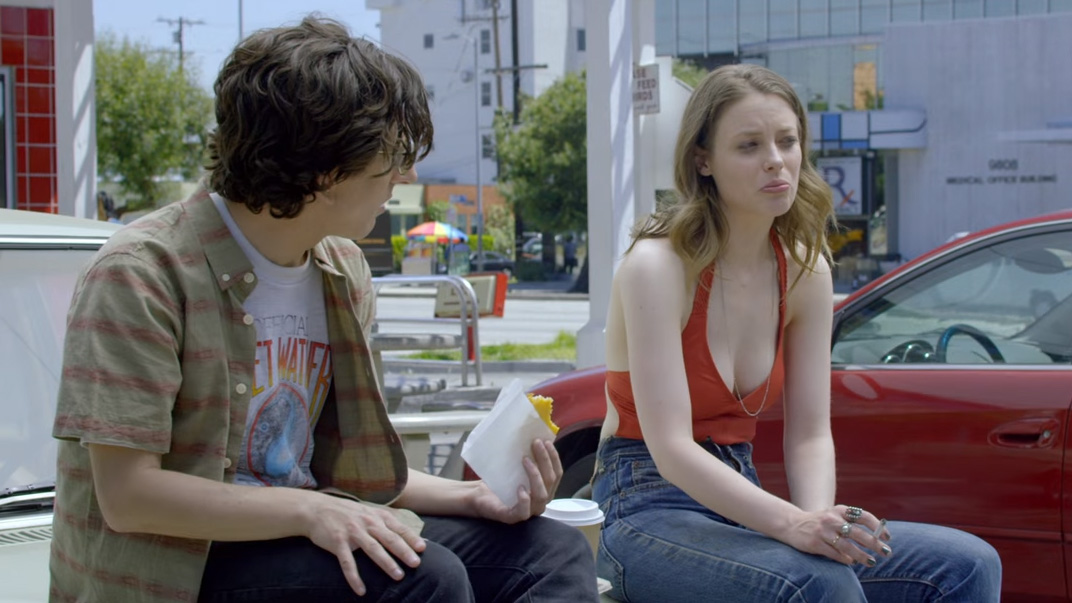 Gillian Jacobs e Paul Rust exploram emoções e humilhações no trailer de Love