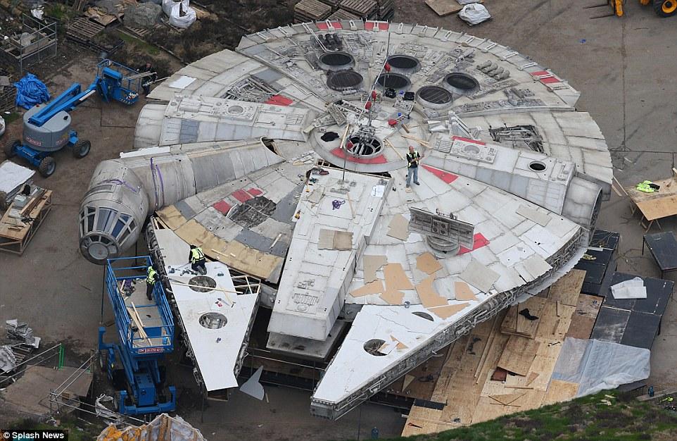 Star Wars | Confira fotos da Millennium Falcon nos bastidores do Episódio VIII