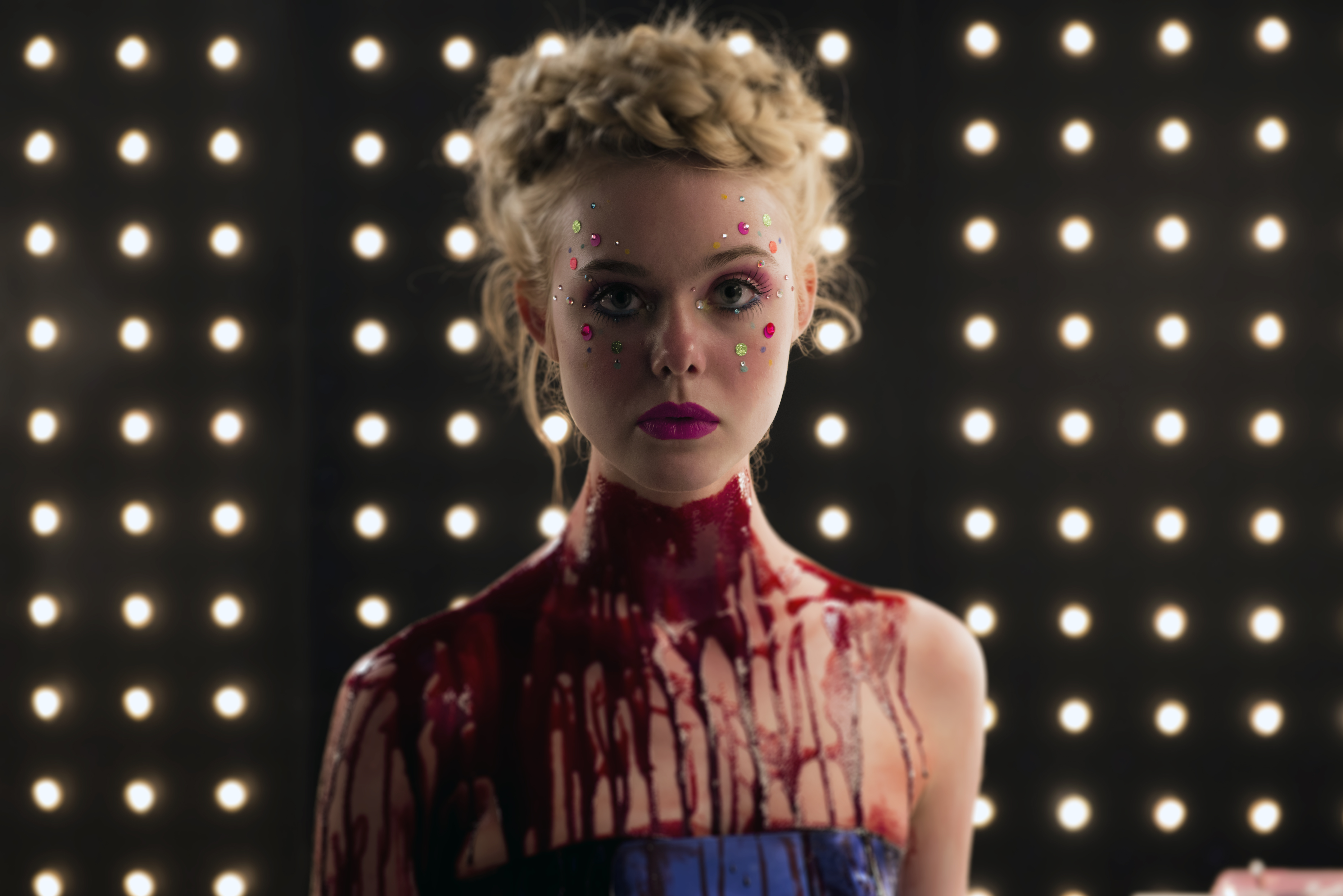 Elle Fanning é uma garota perigosa no trailer de The Neon Demon