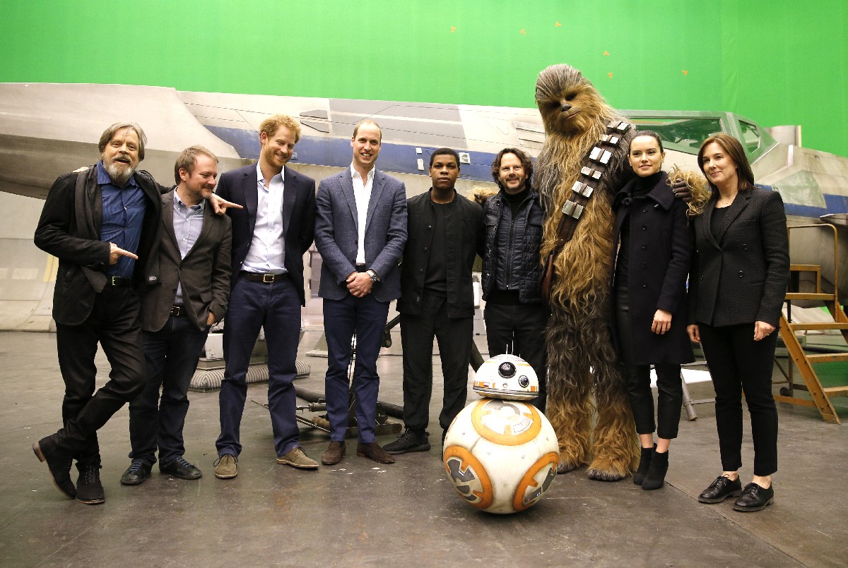 Star Wars | Elenco do Episódio VIII recebe a visita da família real