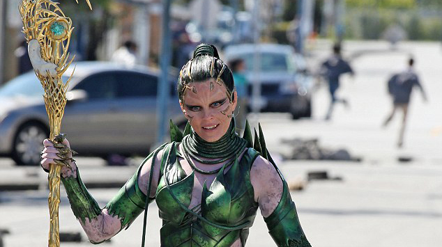 Elizabeth Banks conquista a Terra nas fotos dos bastidores de Power Rangers