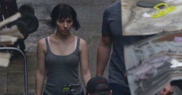 Scarlett Johansson aparece em fotos das filmagens de Ghost In The Shell