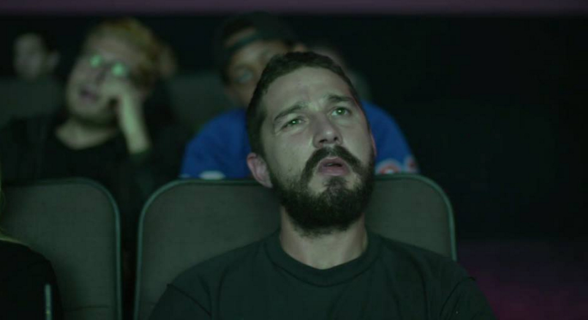 Veja Shia LaBeouf assistindo aos próprios filmes