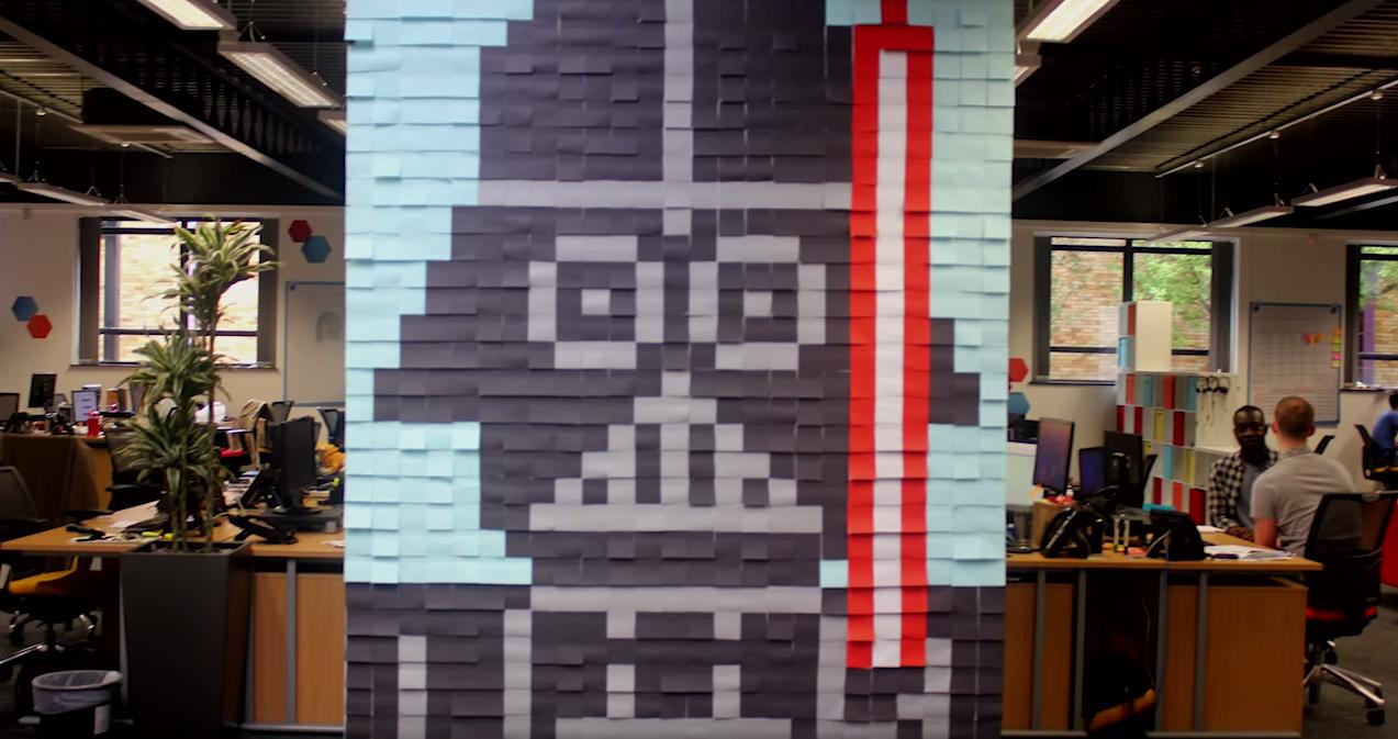 Em um escritório muito distante, funcionários criam murais de Star Wars com Post-It