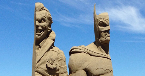 Incrível escultura do Batman e Coringa em areia
