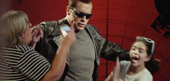 Arnold Schwarzenegger assusta pessoas em museu