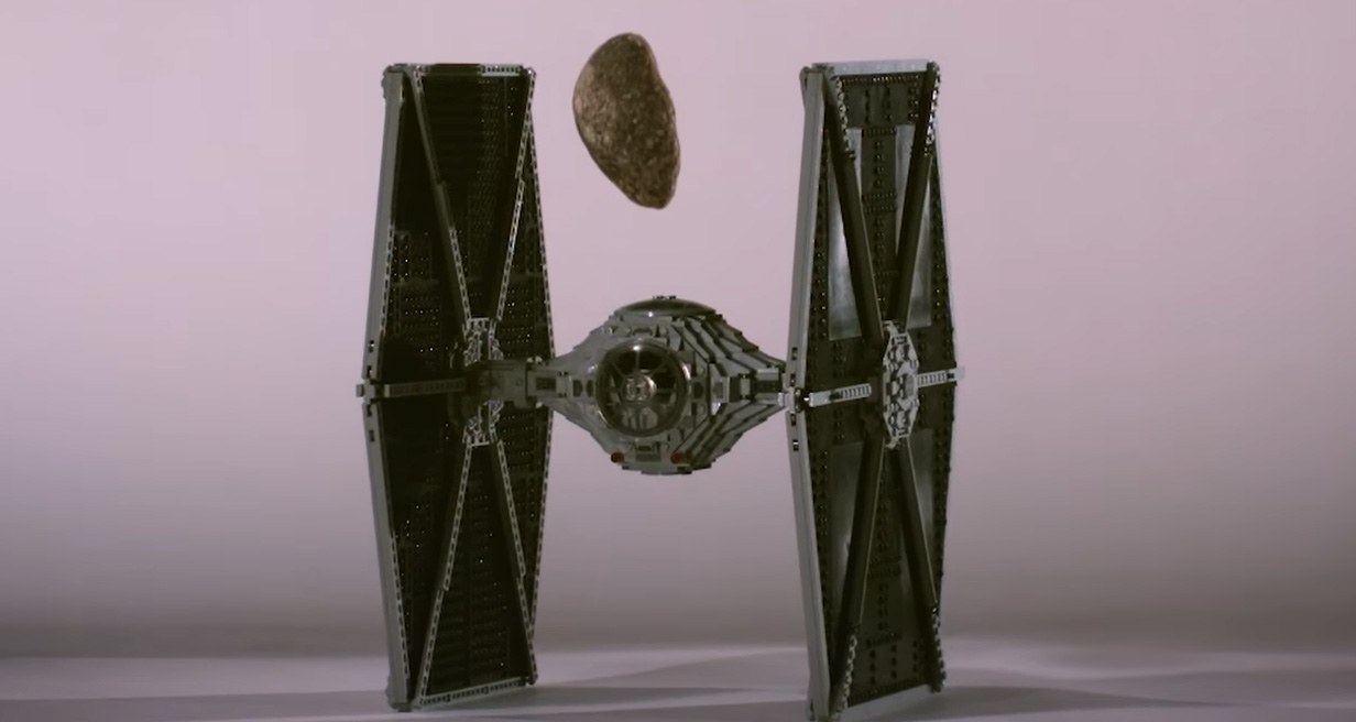 Veja uma TIE Fighter de LEGO ser destruída em câmera lenta