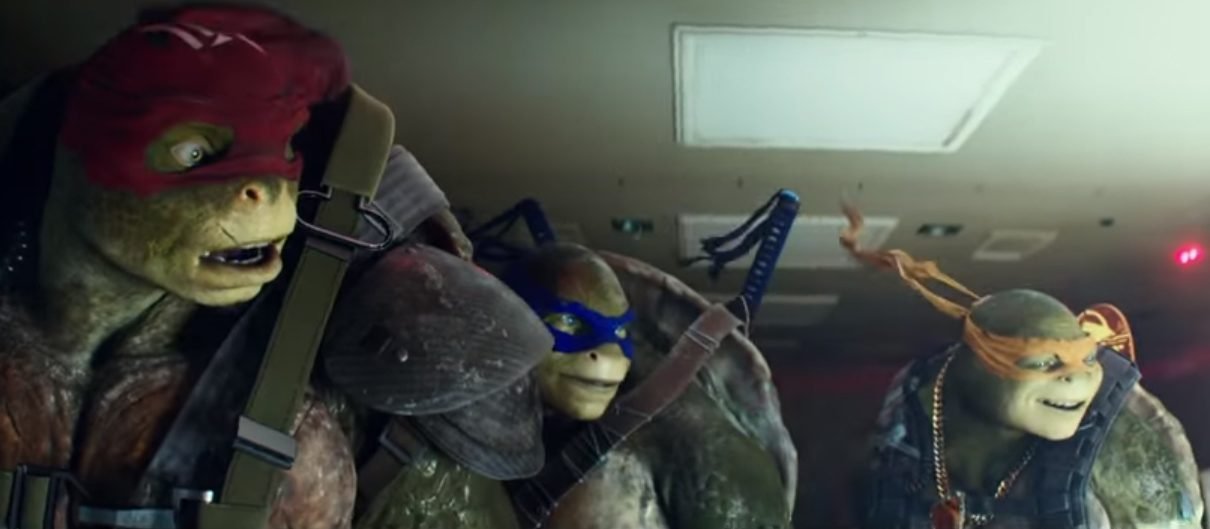 As Tartarugas Ninja não tem medo de altura nesta cena do filme