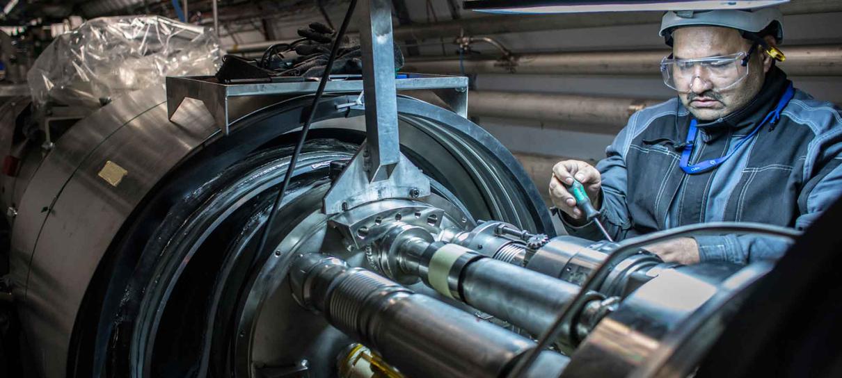Engenheiros precisam desplugar 9 mil cabos para atualizar o LHC